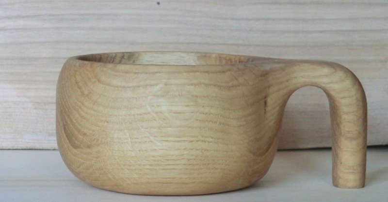 手彫りの木のマグカップ