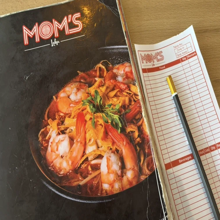 マレーシア国内旅行】ラクサが有名なクチンでお昼『MOM'S LAKSA』｜NOAH