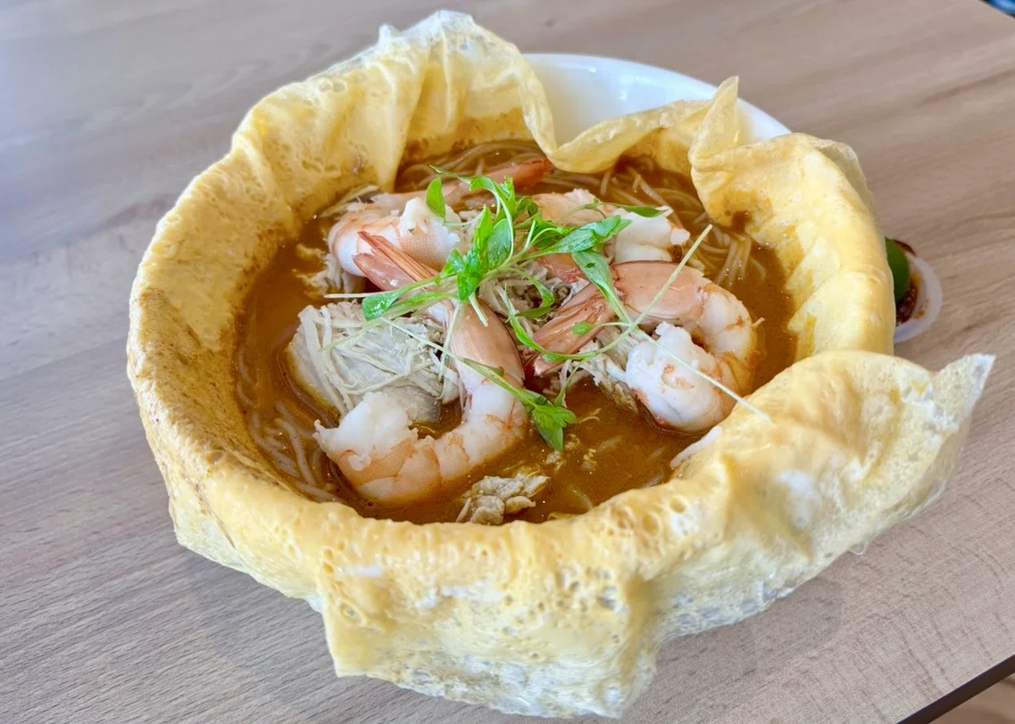 OLDMOUNTAIN × somabito RAKUSA ラクサ ククサ マレーシア国内旅行】ラクサが有名なクチンでお昼『MOM'S LAKSA』｜NOAH