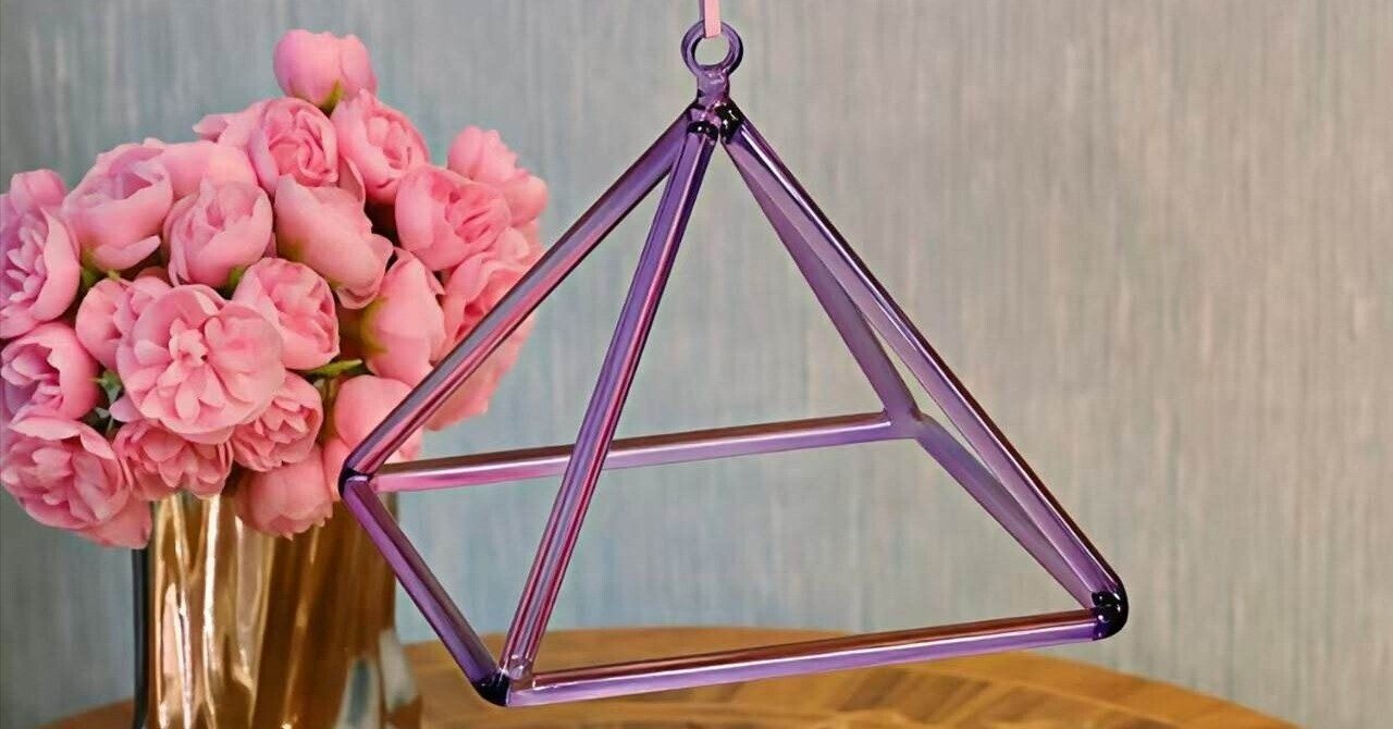 クリスタルピラミッドとは？チャイムの一種で空間を整える