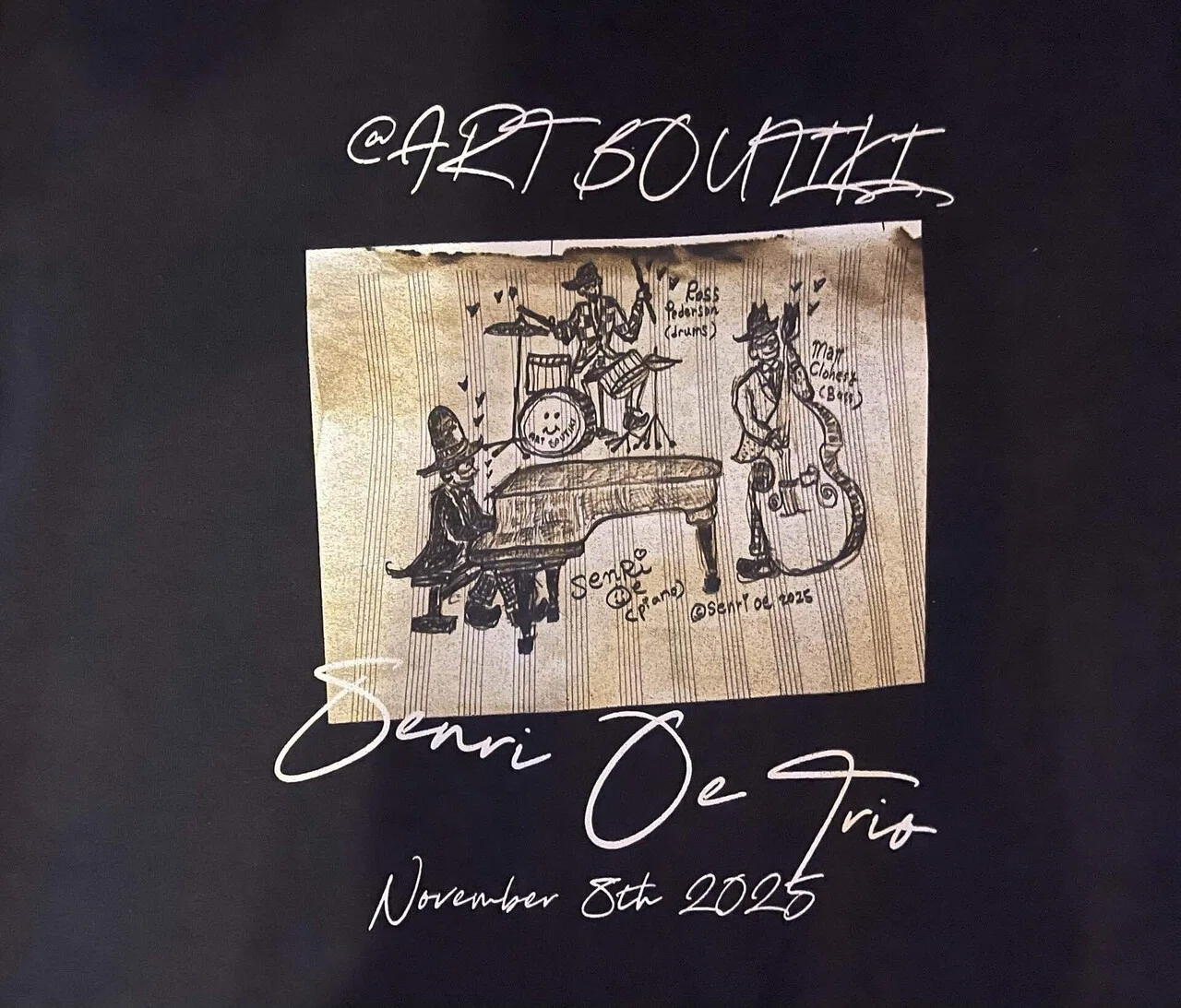 激レア タグ付 新品 大江千里トリオ アメリカ公演 2025 記念 Tシャツ ART BOUTIKI Tee Shirts 販売のお知らせ！｜SENRI OE 大江千里
