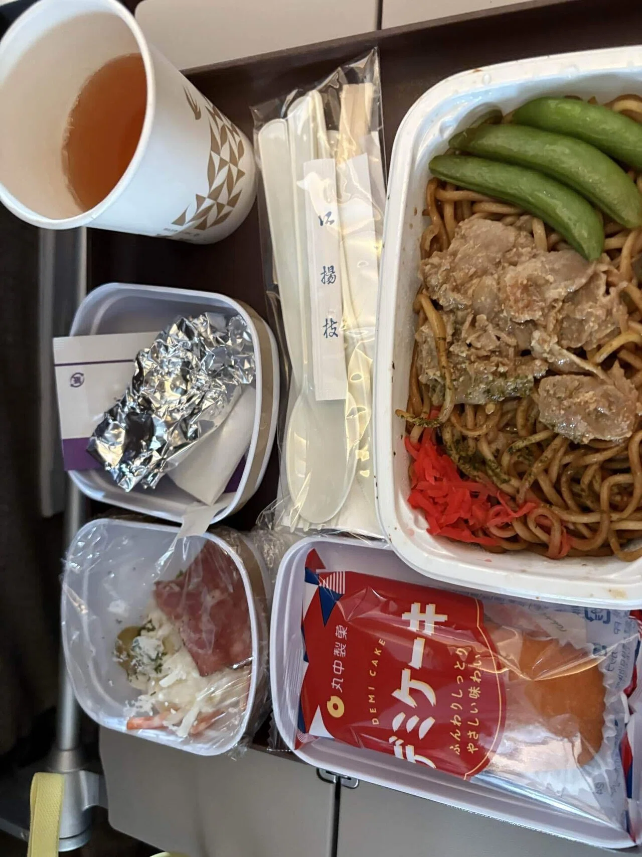 中国東方航空 成田ー上海ーオークランド飛行機寝られない民の飛行機