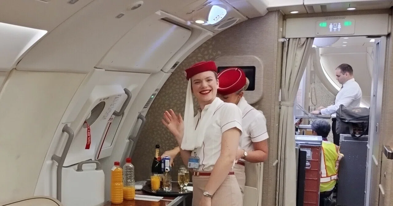 ドバイ土産☆エミレーツ航空CA 御用達 　クラッチ兼ショルダー エミレーツのCAになって2年経ちました✈️ 最初にドバイで住んだ家は