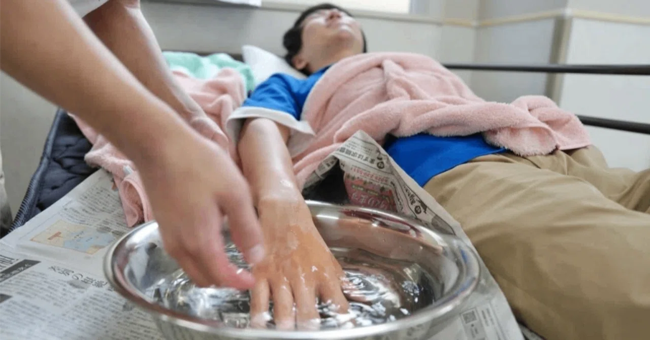 【くすぐったいけど気持ちいい】手浴をしました!|国際こども・福祉カレッジ