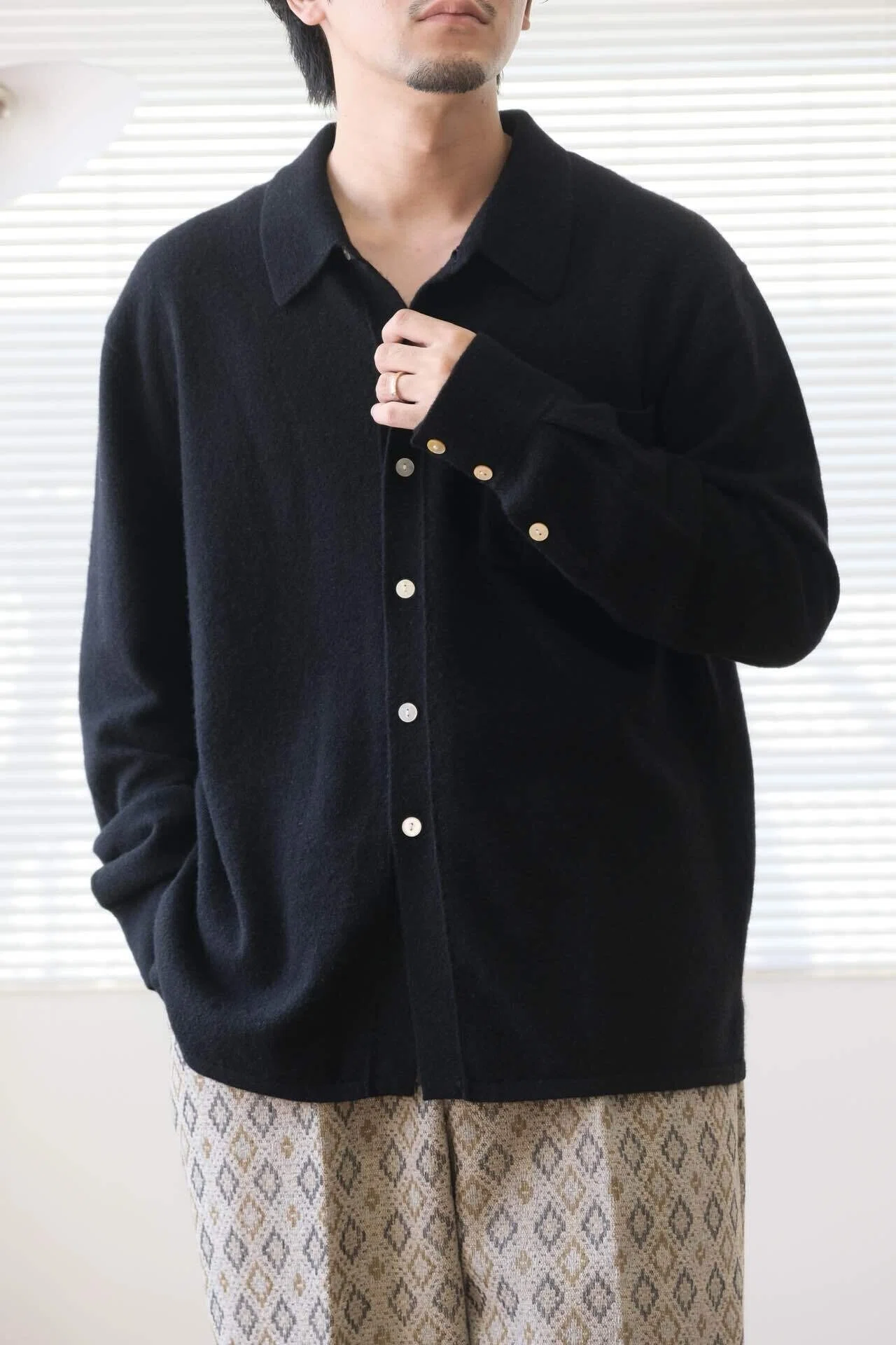 今年のインナーはコレですかね。BISOWNのカシミアシャツカーディガン｜水岡