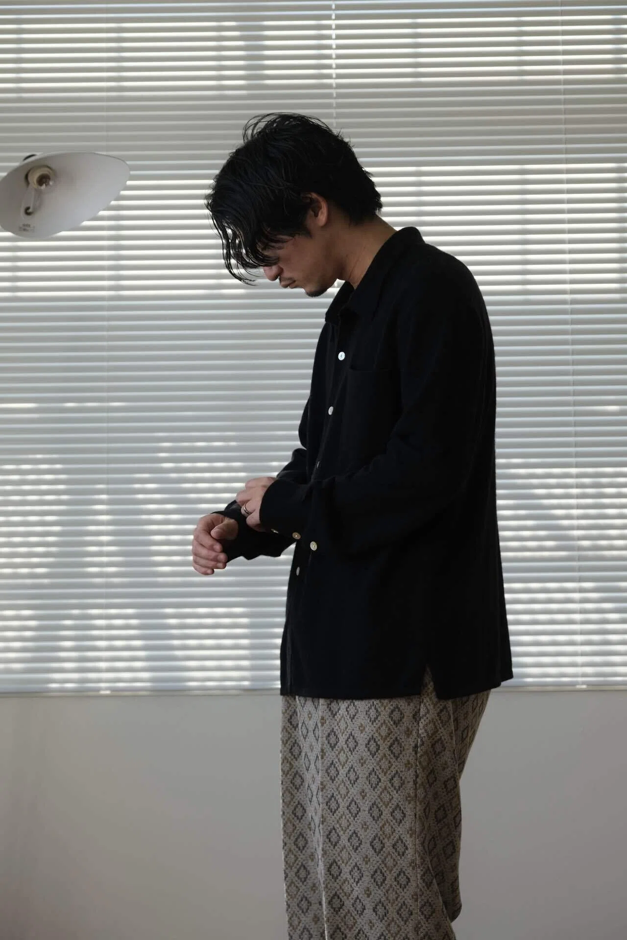 今年のインナーはコレですかね。BISOWNのカシミアシャツカーディガン｜水岡