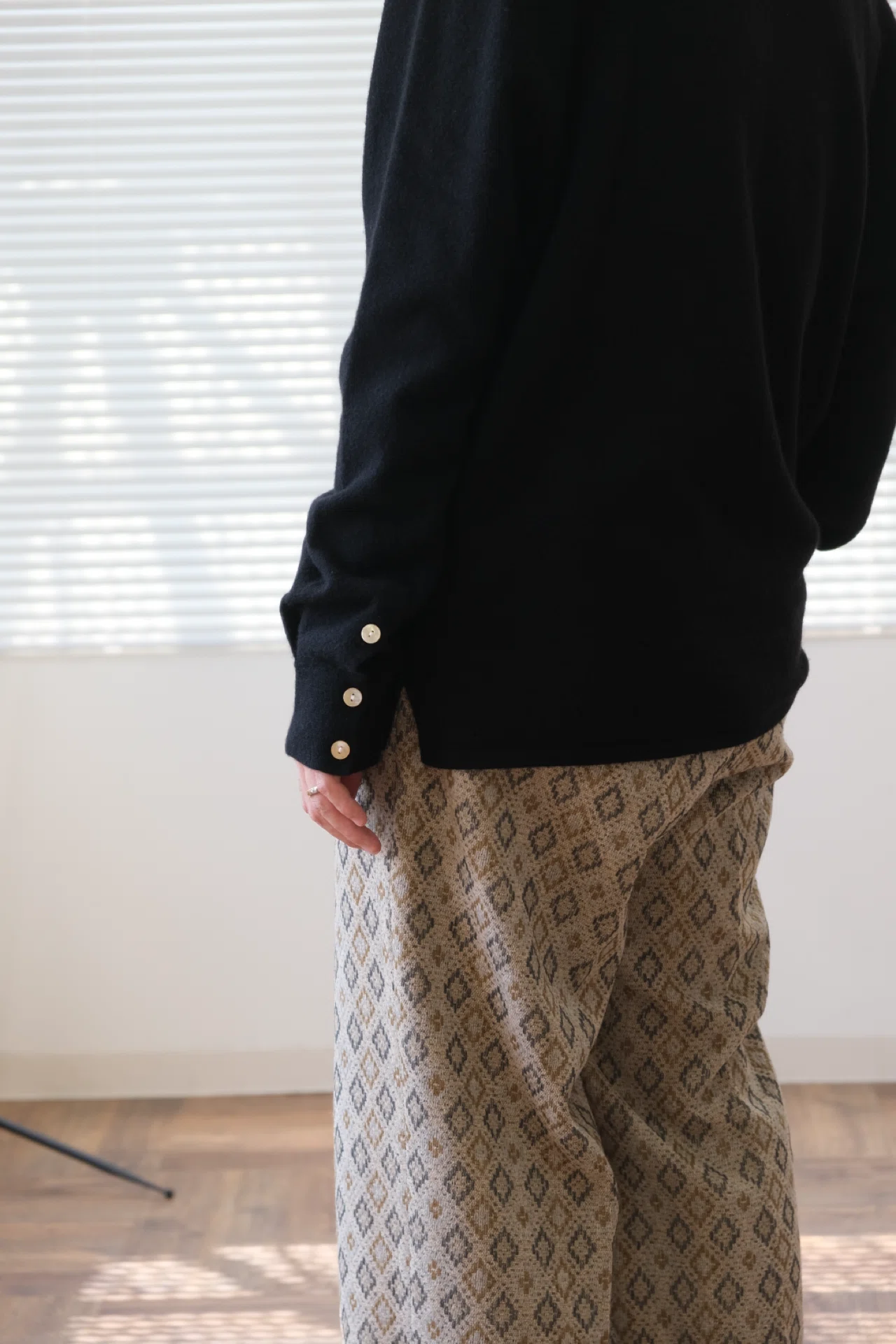 今年のインナーはコレですかね。BISOWNのカシミアシャツカーディガン｜水岡