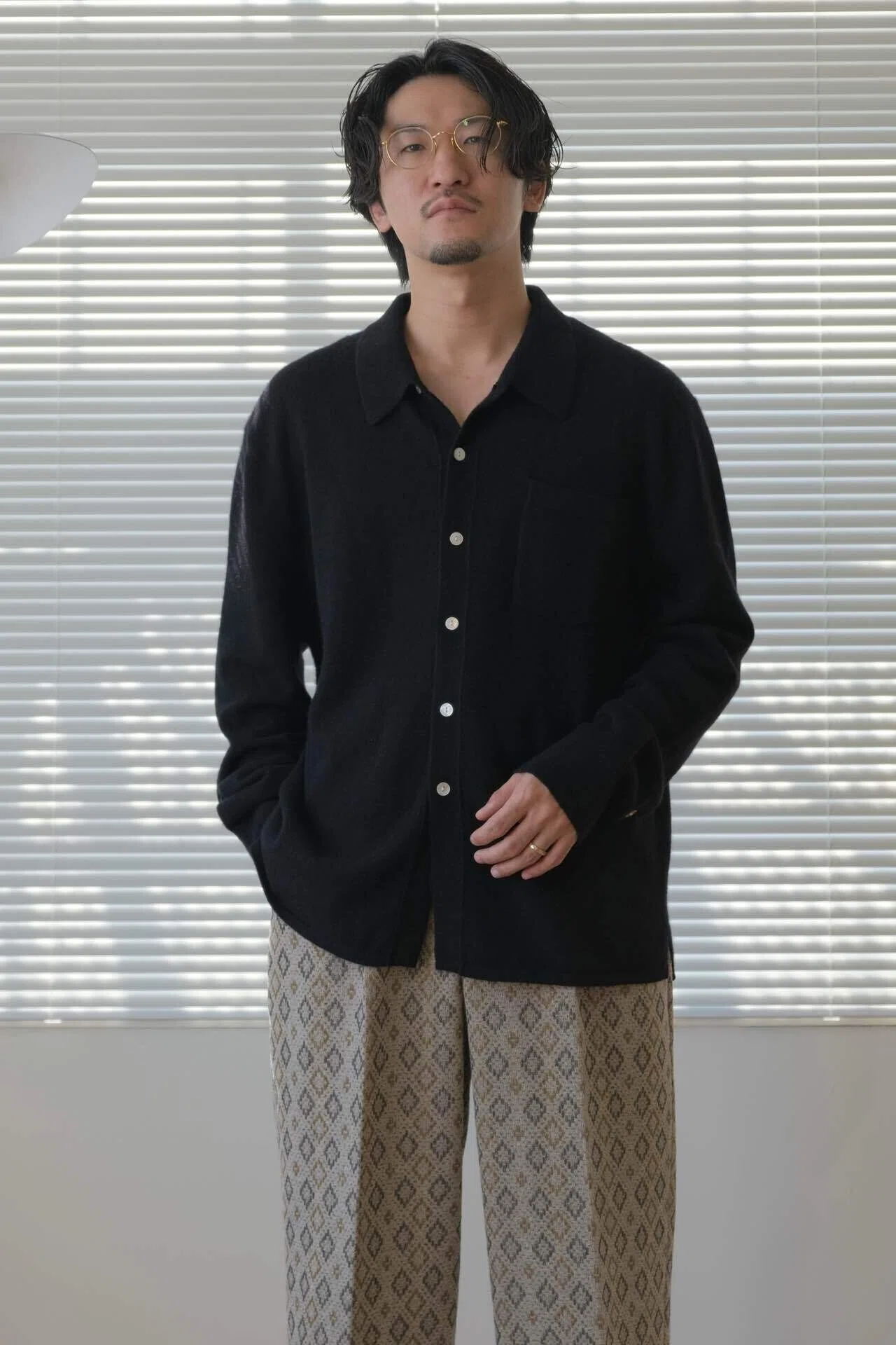 今年のインナーはコレですかね。BISOWNのカシミアシャツカーディガン｜水岡