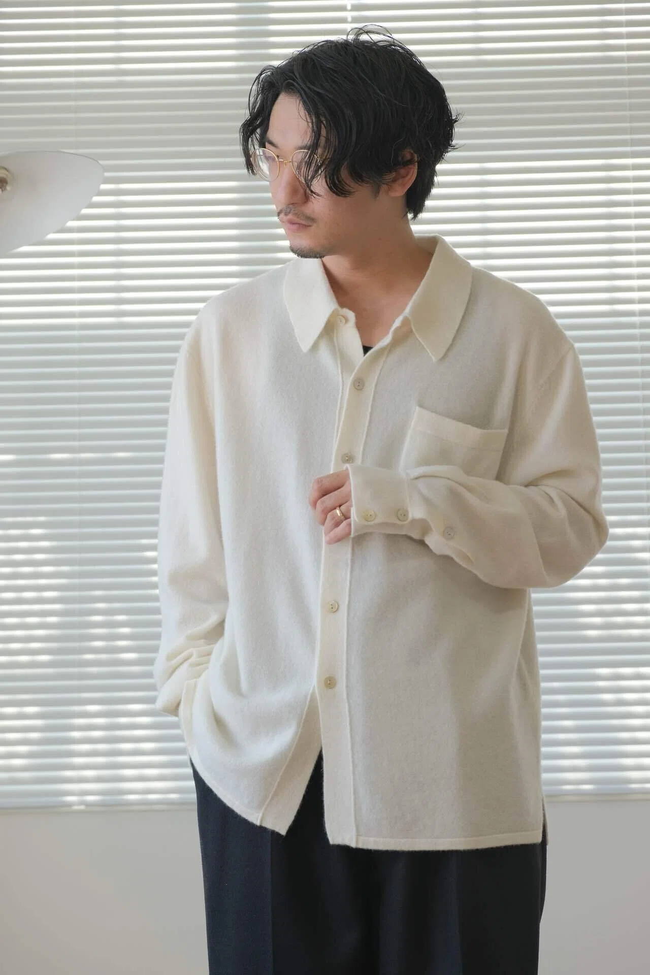 今年のインナーはコレですかね。BISOWNのカシミアシャツカーディガン｜水岡