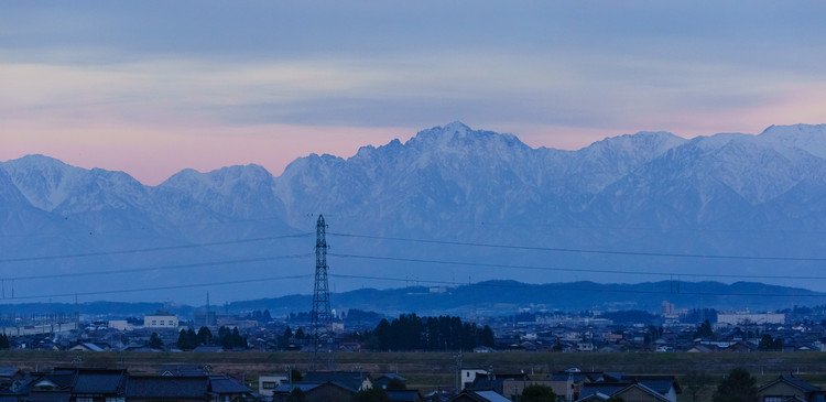 イオンモール高岡の屋上駐車場より撮影した一枚です。夕日に照らされてピンク色に染まった空が綺麗。