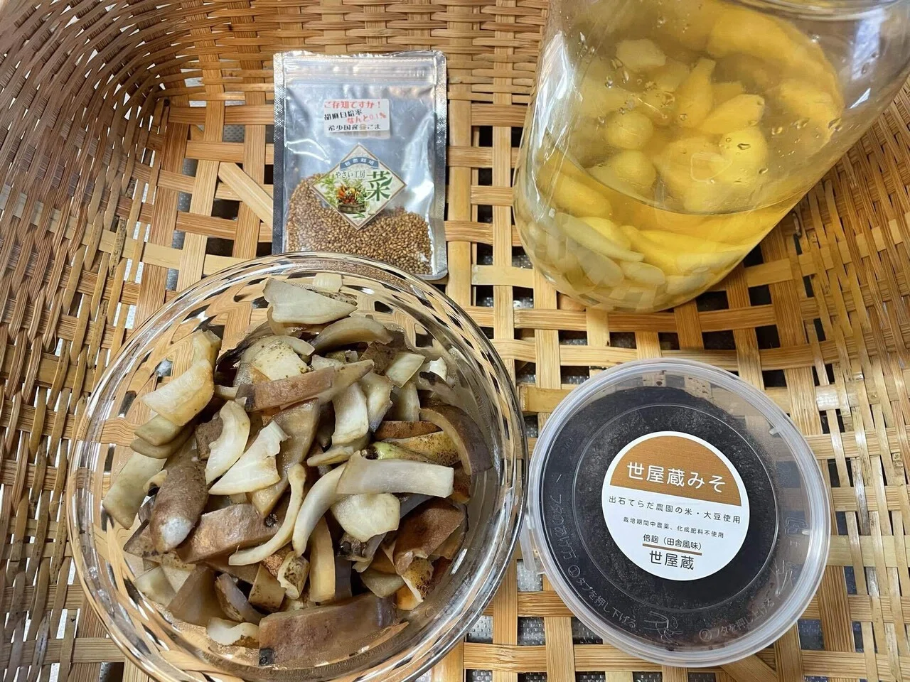 採取した野生のアケビの皮を今度は胡麻味噌和えにした。 〈2025年10月