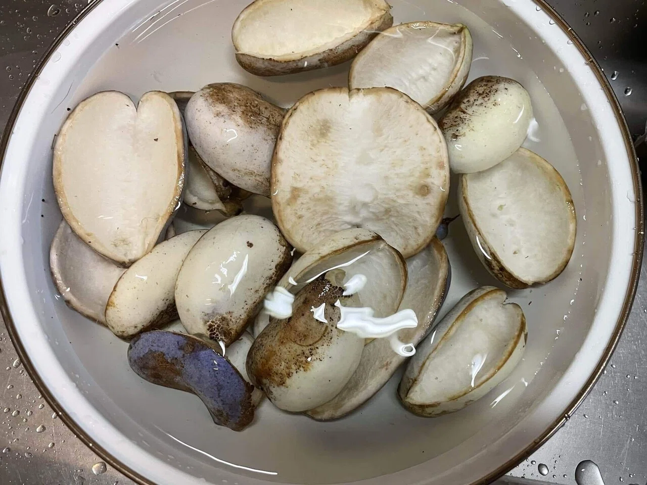 採取した野生のアケビの皮を今度は胡麻味噌和えにした。 〈2025年10月