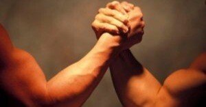 腕相撲のコツと勝ち方｜技の種類別に効果的な筋トレ方法とトレーニング