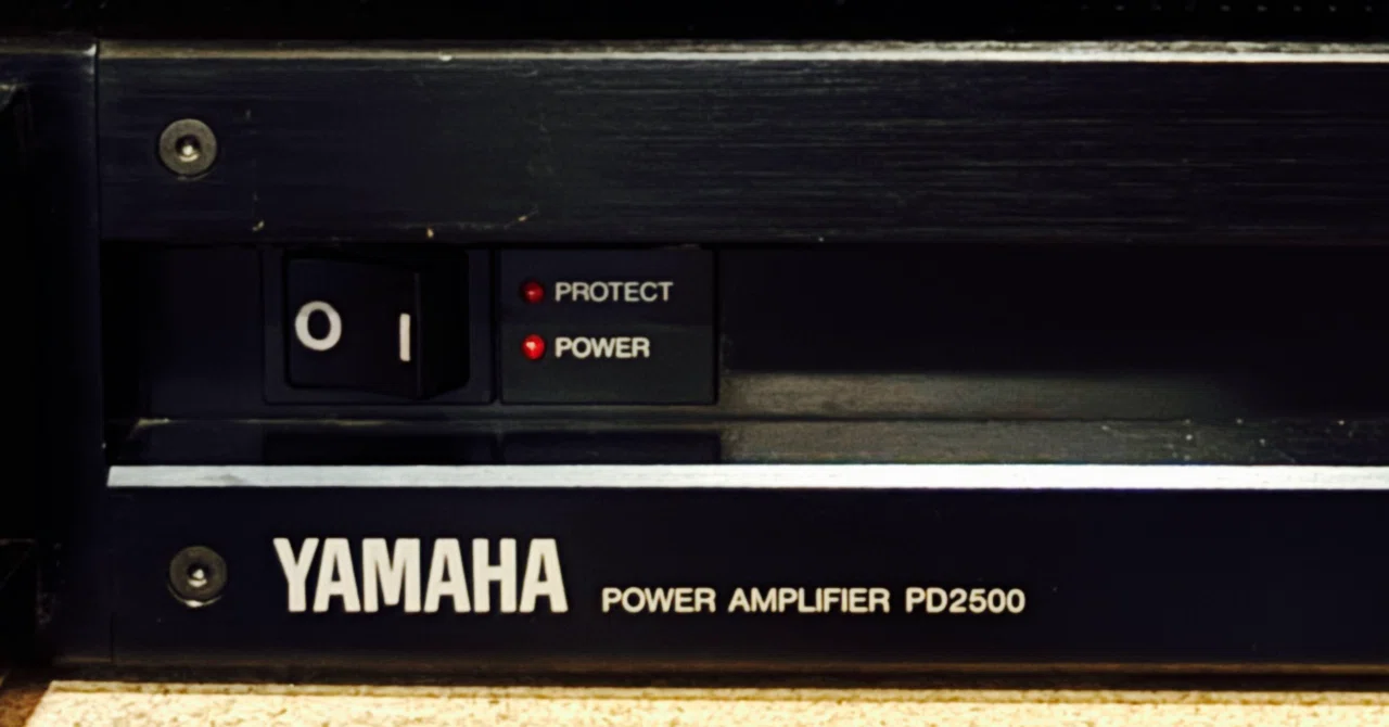 YAMAHA パワーアンプ PD2500 ＋ 専用電源ユニット PW1200 駆動力と制御力で選ぶ「業務機の本質」──YAMAHA PD2500が果たす