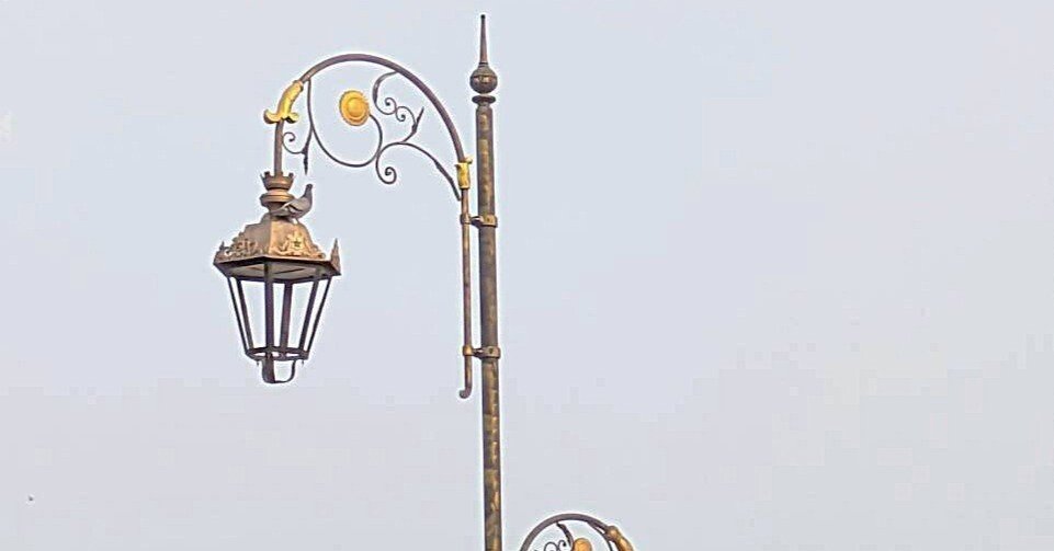 マラケシュの街灯が語る物語｜アラベスクと黄金のアクセントに宿る街の