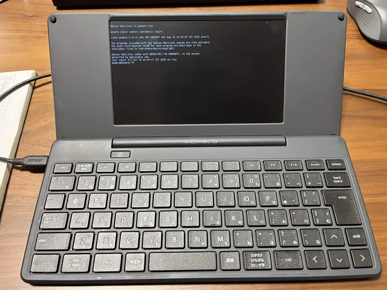 ポメラ pomera DM200 （SD 32GB付属、Linux導入済） Pomera（ポメラ）DM200』レビュー。実際に使った感想、iPhone や Mac