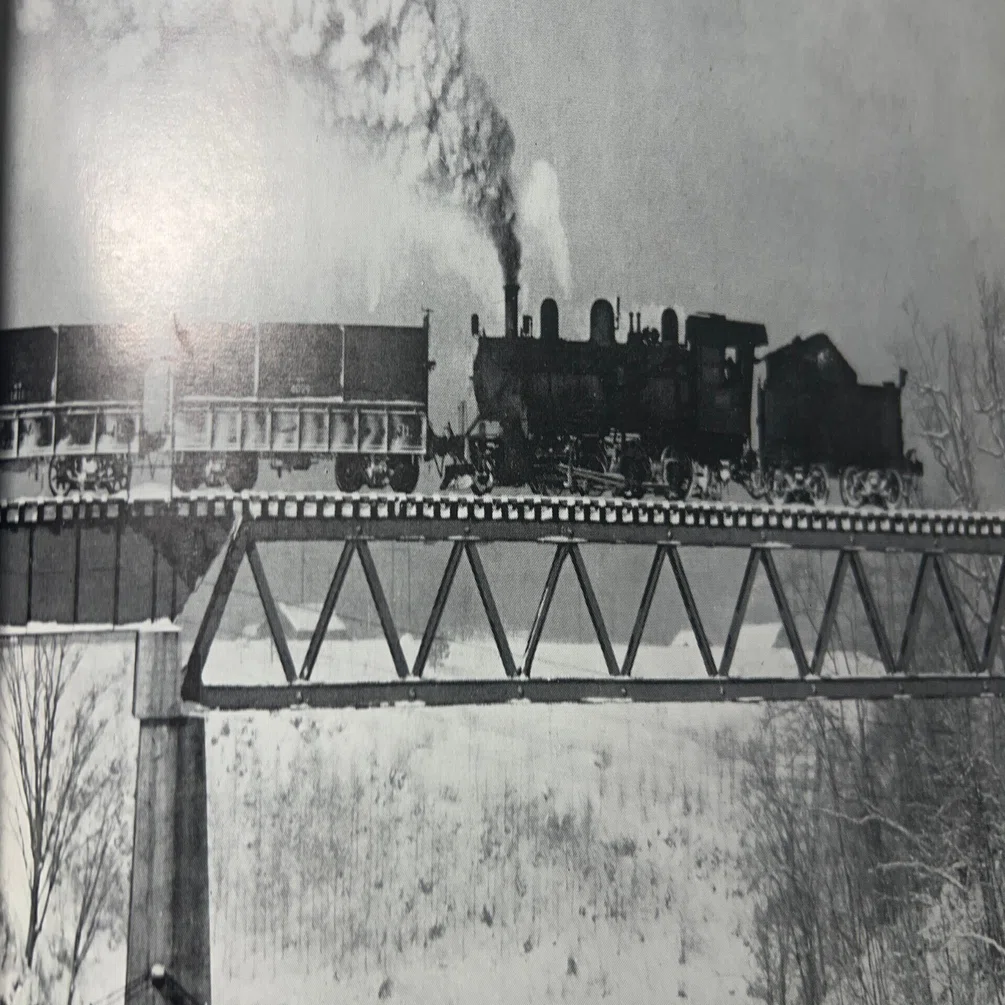 鉄道写真 蒸気機関車 鉄橋 モノクロ 沿革・歴史 – 足立石灰工業株式会社