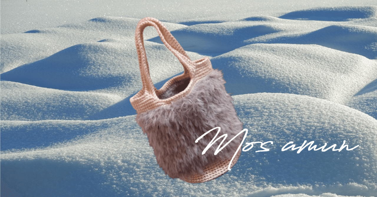 冬の街に映える、上品グレーのもふもふファーバッグ｜Mos amun