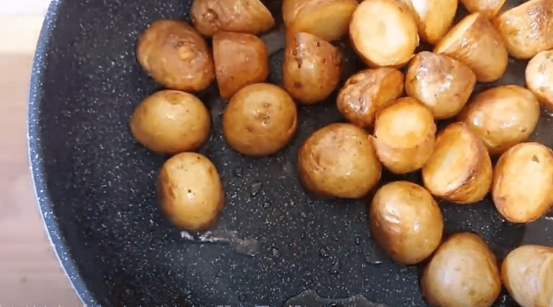 やみつき食べるの止まらない 小ジャガイモのマーラー炒め の作り方 Dejima Cooking Note やみつき食べるの止まらない 小ジャガイモのマーラー炒め の作り方 Dejima Cooking Note