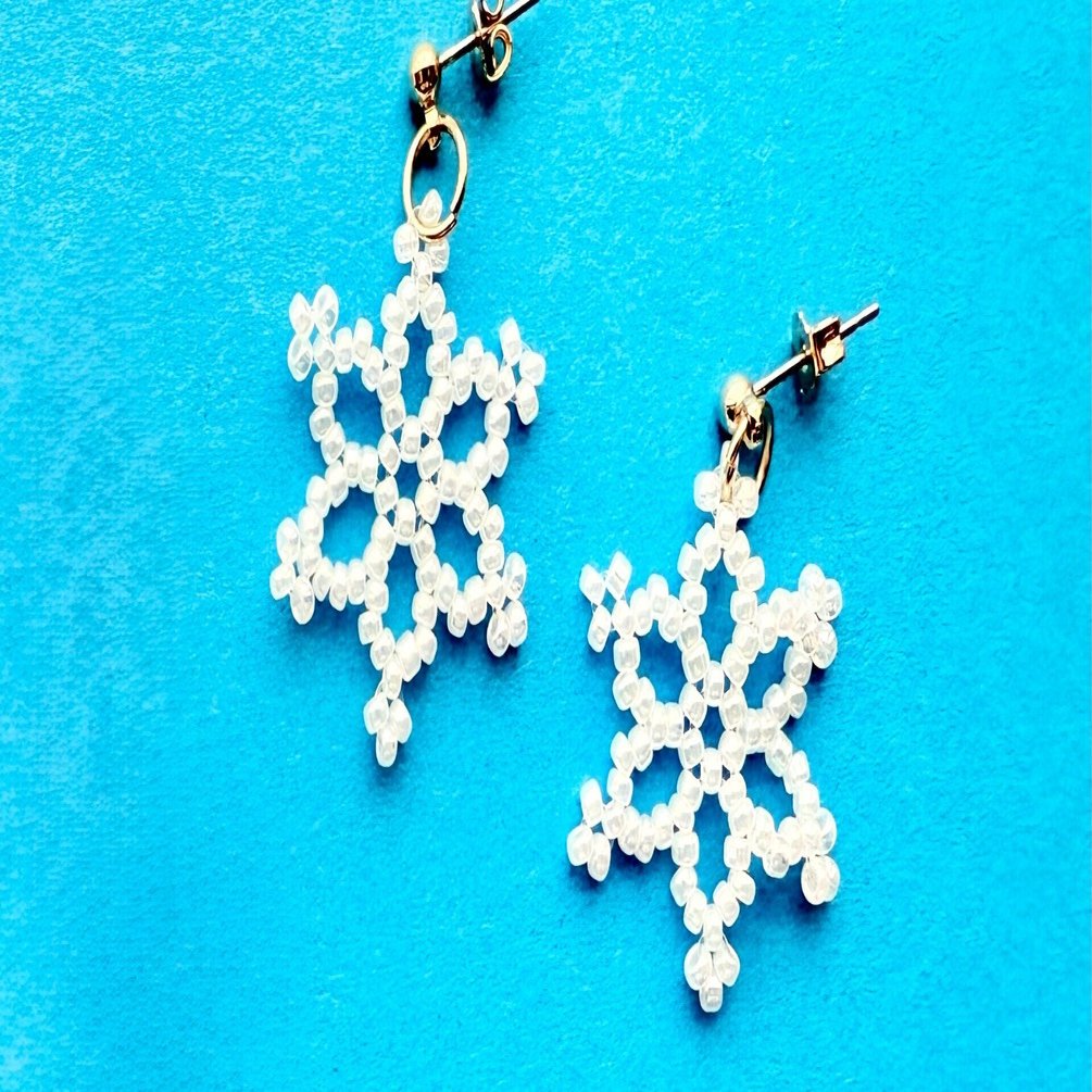 シードビーズで作る雪の結晶ピアス｜ビーズドールHARU