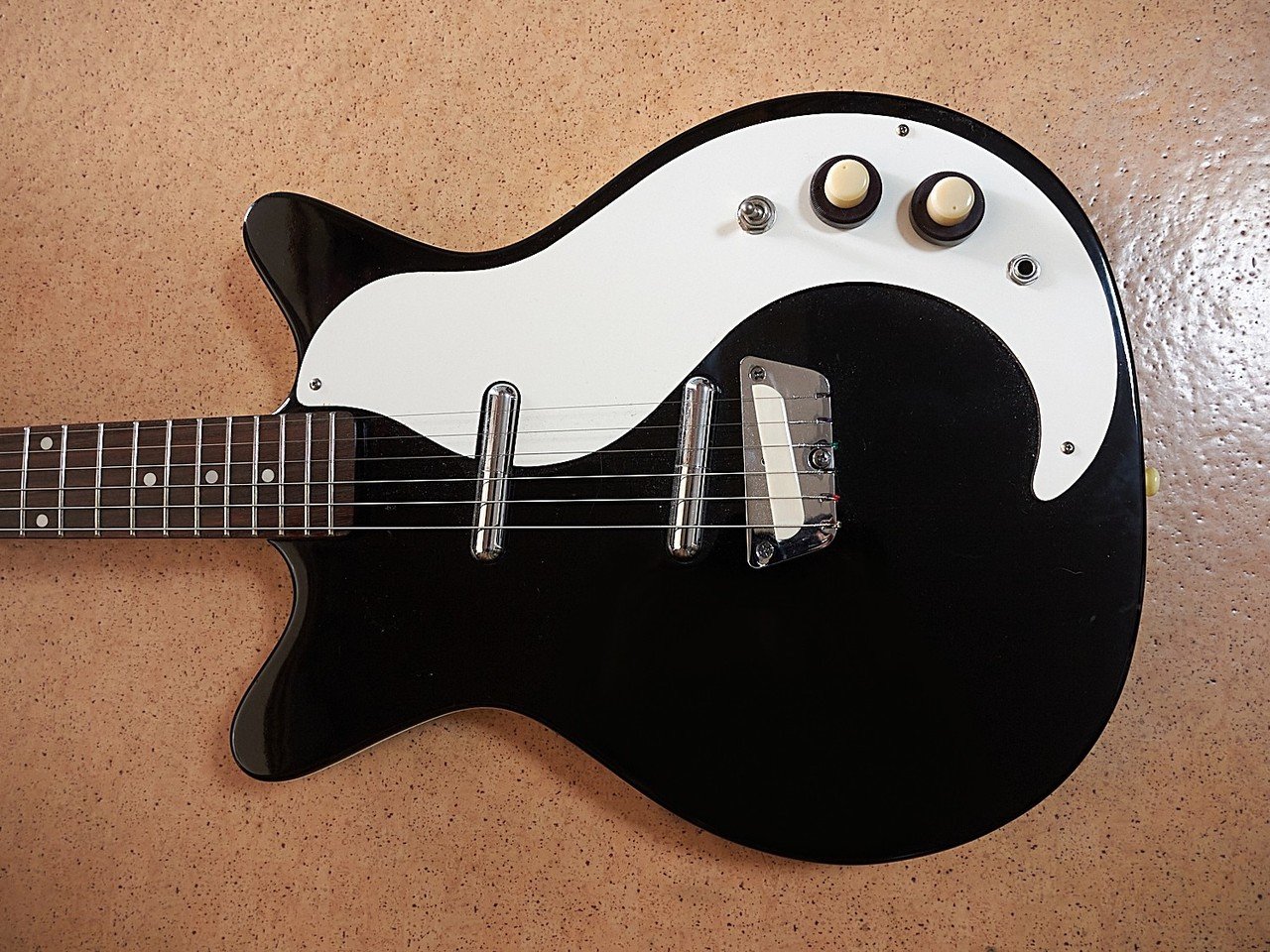 ハイセンスな名ギター「Danelectro / 59-DC Daddy-O-Yellow」を