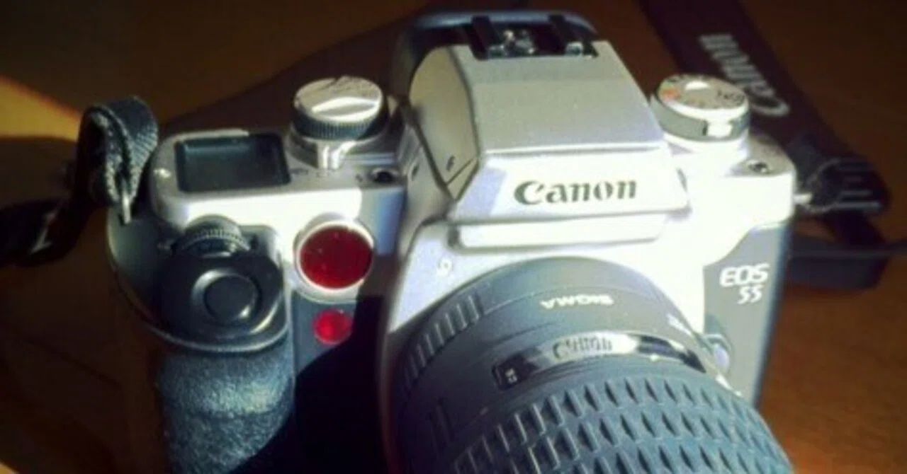 視線入力のフィルム一眼レフ Canon EOS55｜ema_photo