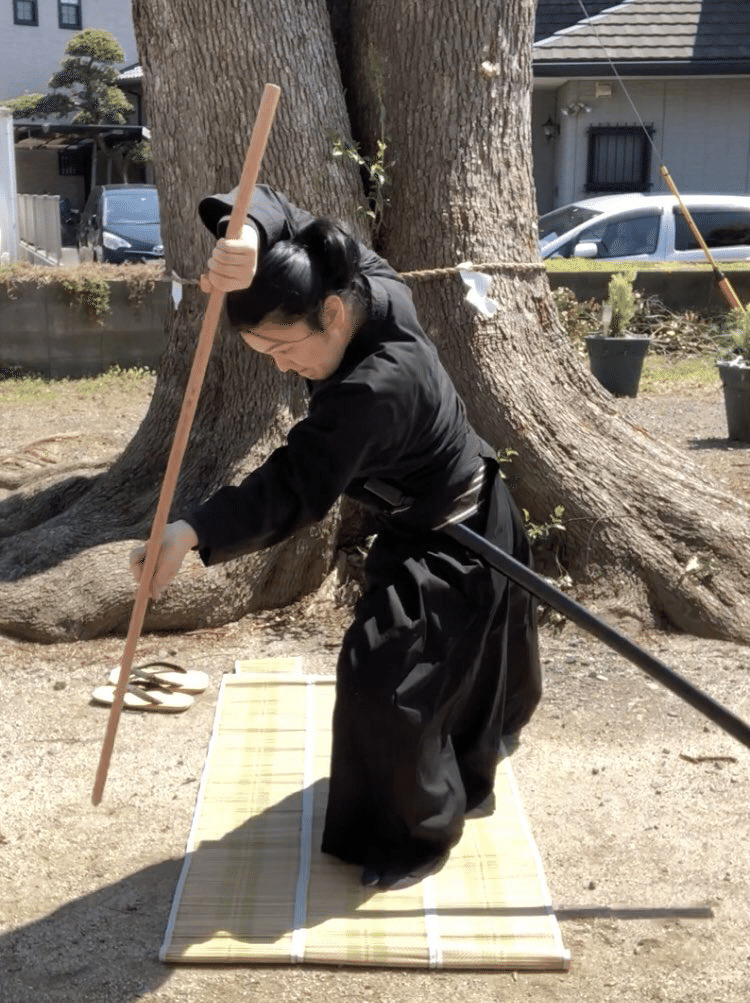 本日も近所の人気の無い神社の裏手に一人 関口流抜刀術の形の復習や杖術など稽古しました 人目が無きにしも非ずなので 流石に居合刀は外で抜けません 三尺三寸鞘付き木刀にて 早くみんなで稽古できる日が 習志野 青龍窟 Note 本日も近所の人気の無い神社の裏手に一人 関口流抜刀術の形の復習や杖術など稽古しました 人目が無きにしも非ずなので 流石に居合刀は外で抜けません 三尺三寸鞘付き木刀にて 早くみんなで稽古できる日が 習志野 青龍窟 Note