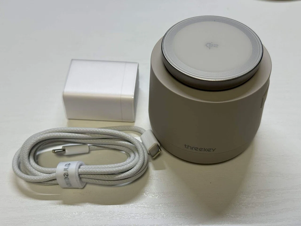 THREEKEY 4in1 TK-CW303 でデスクの充電環境をまとめられた｜もつ