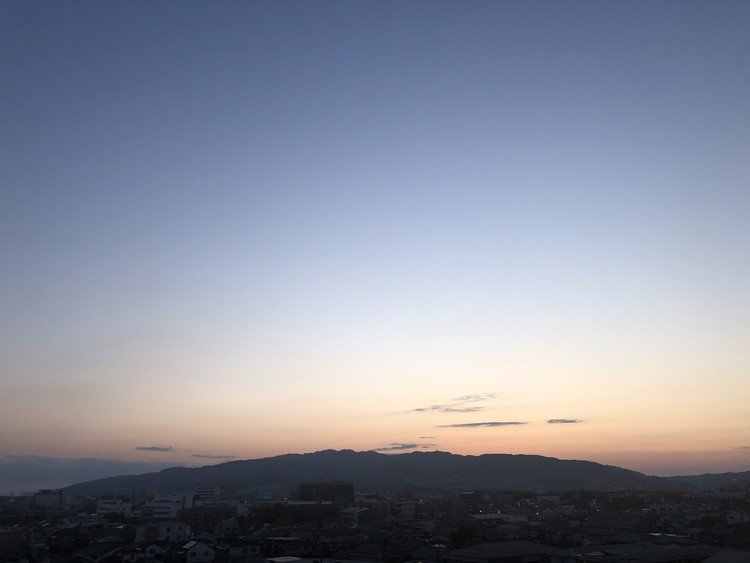 外に出ることがほとんどない。自然に感謝。白さが目立つ夕焼けに春らしさを感じました。知らんけど。