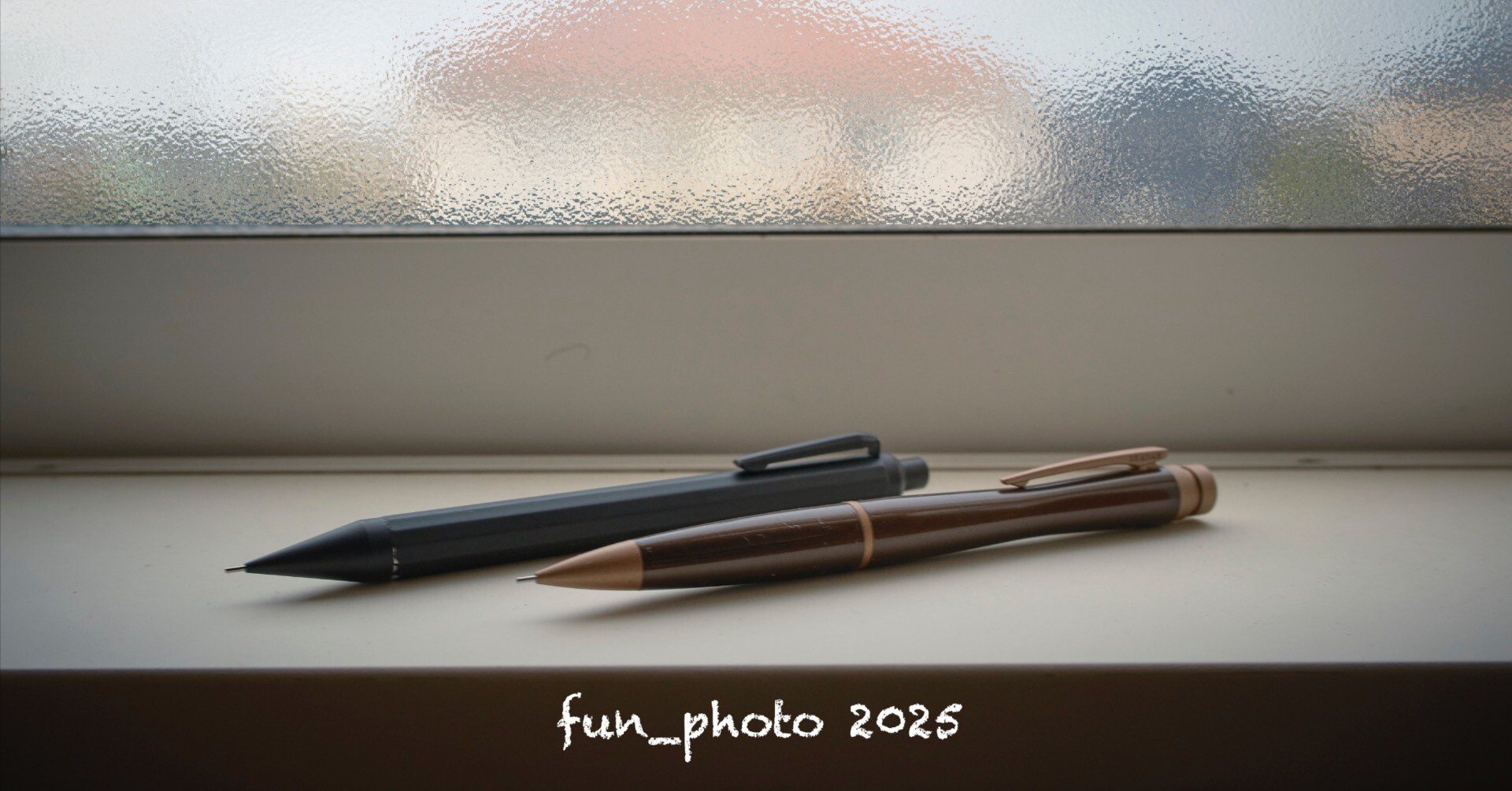 筆記用具マニアの息子がX-T5で撮影を楽しんでいる。｜fun_photo