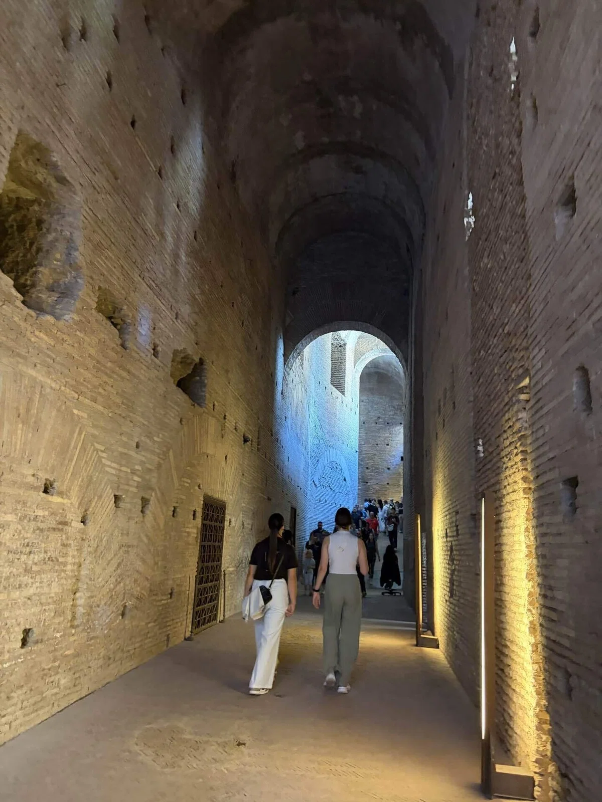 [Day 6 in Italy] Stopped by police in Rome. Carbonara and the Colosseum ...