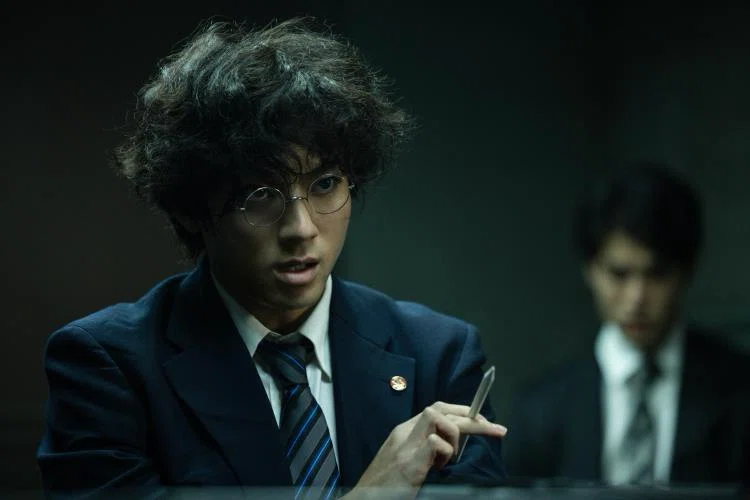 【映画】『爆弾』感想・レビュー／スズキタゴサクが魅せる、緊張感MAXのエンタメ｜かこ｜映画コラムニスト