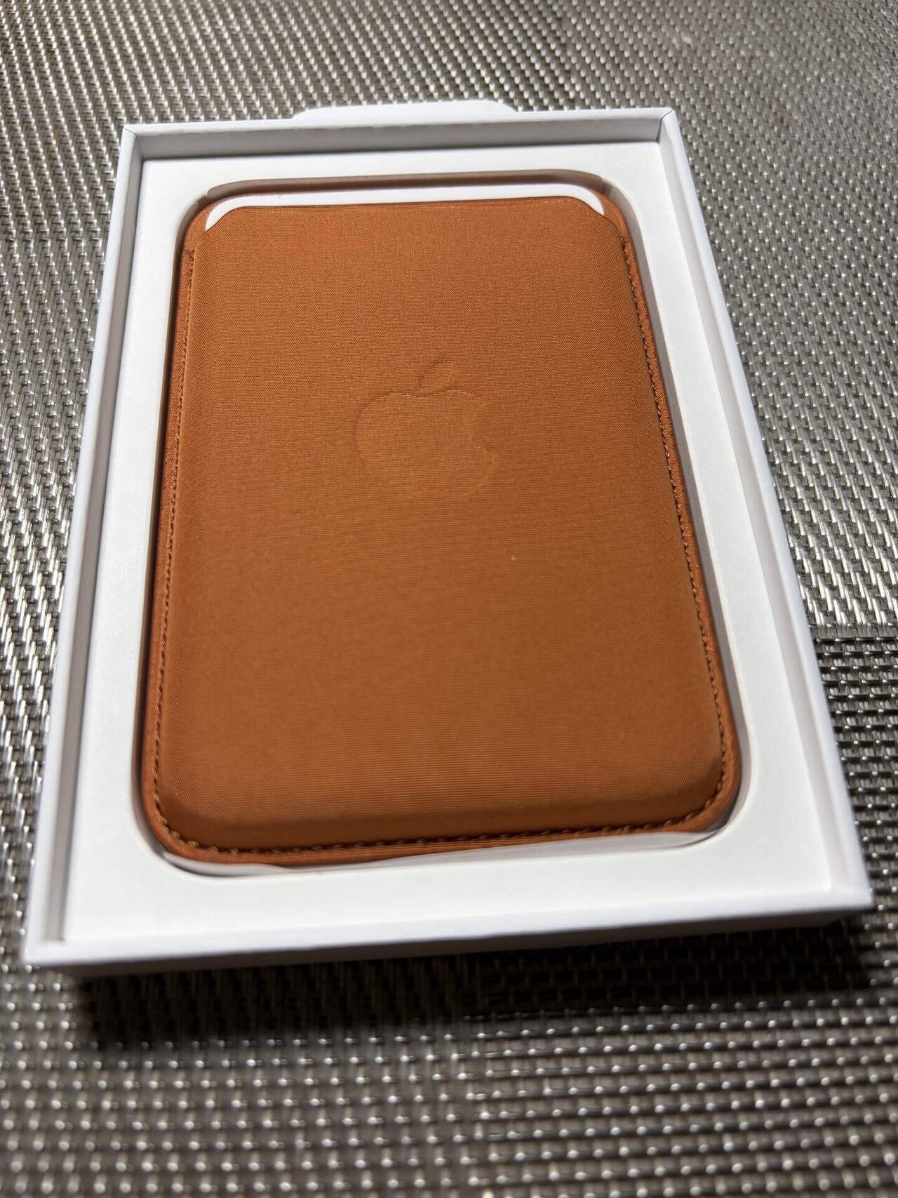 到着。iPhone Air × FineWoven Wallet × Crossbody Strap― Appleが描く