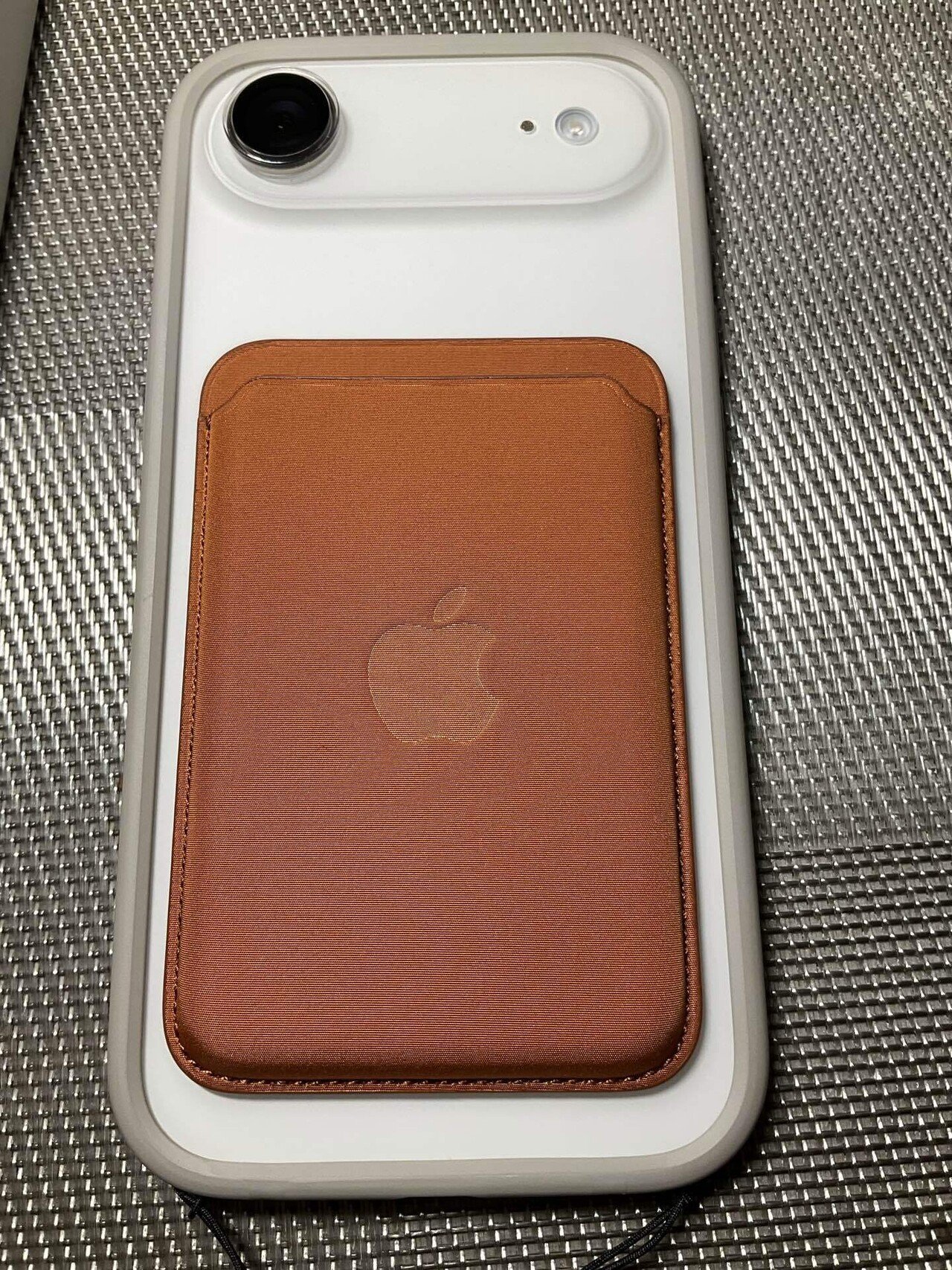 到着。iPhone Air × FineWoven Wallet × Crossbody Strap― Appleが描く