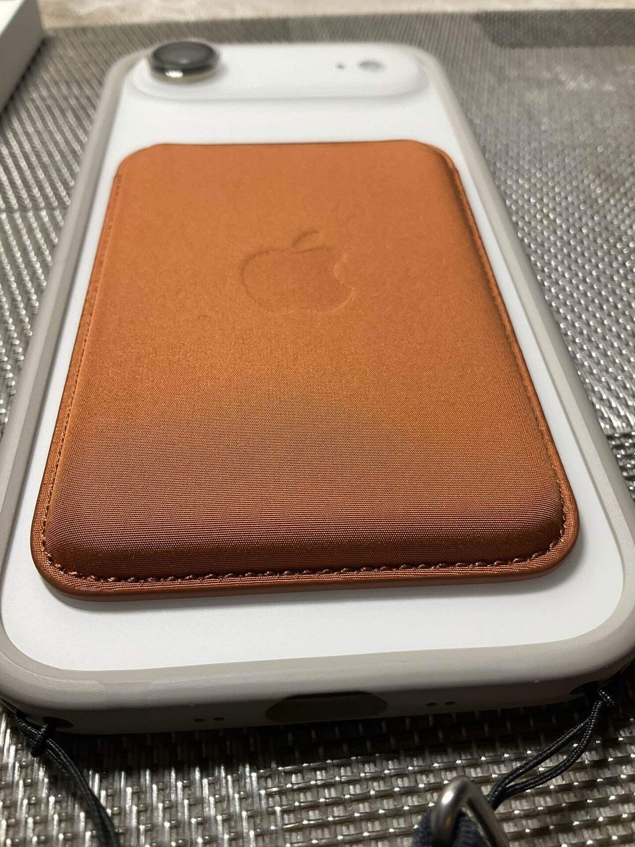 到着。iPhone Air × FineWoven Wallet × Crossbody Strap― Appleが描く