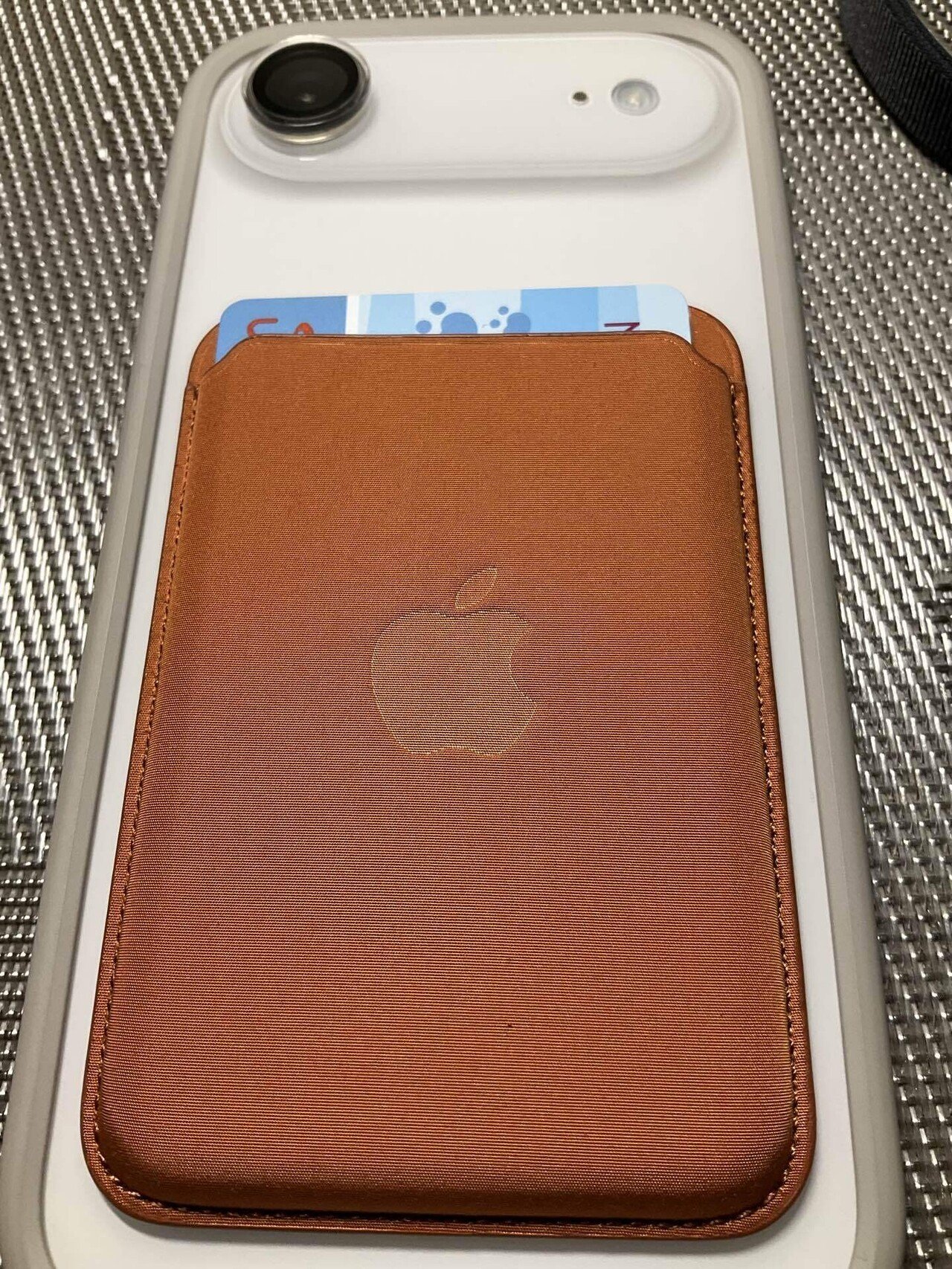 到着。iPhone Air × FineWoven Wallet × Crossbody Strap― Appleが描く