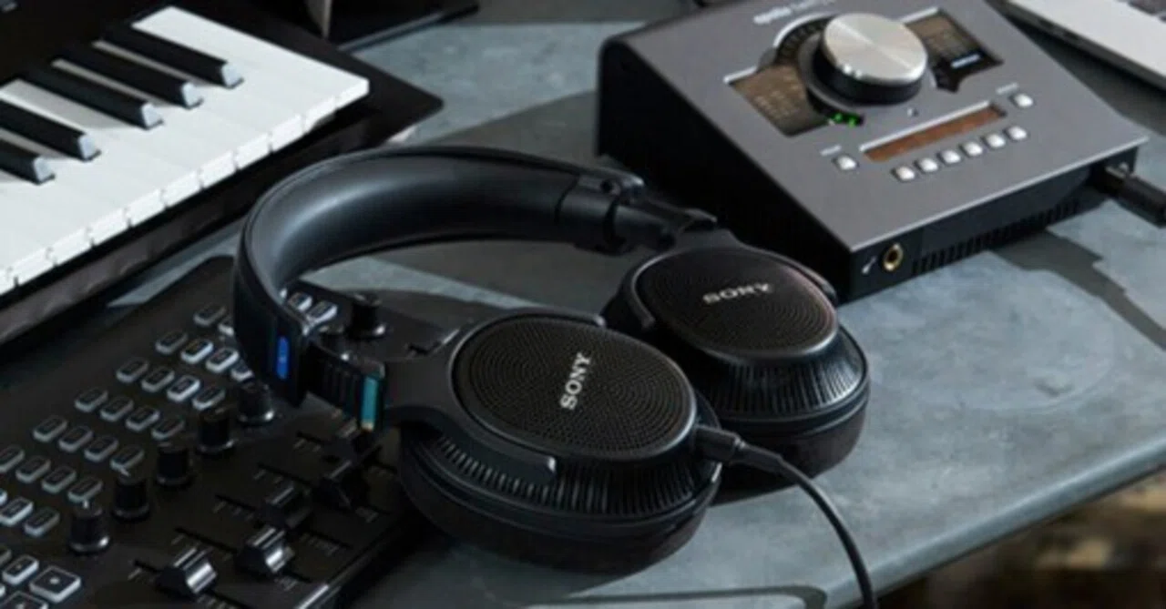 SONY 「MDR-MV1」 レビュー｜ソニーが生んだ“音を見通す”開放型