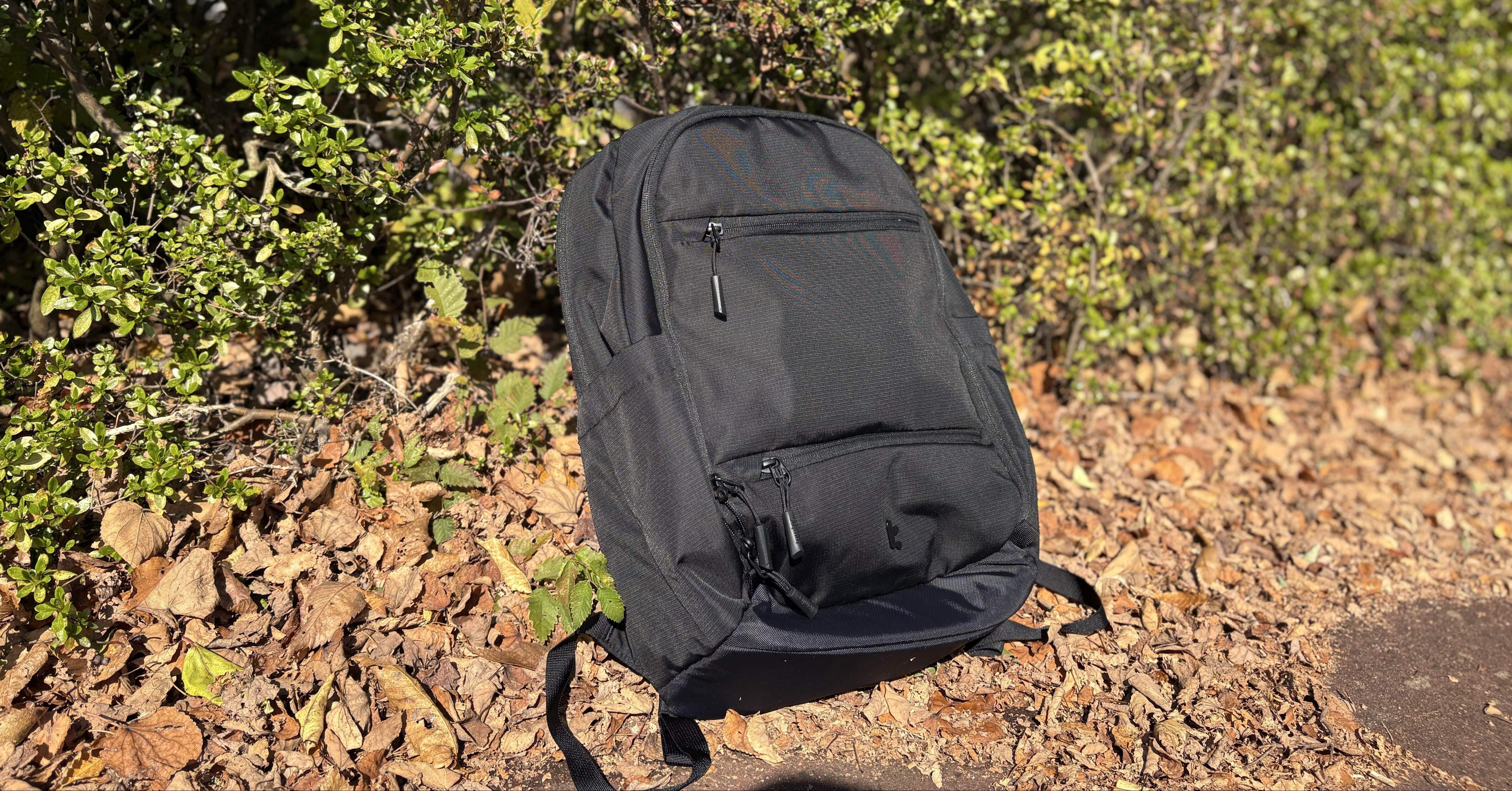 たった864gのビジネスリュックtomtoc T77が教えてくれた、荷物と生き方