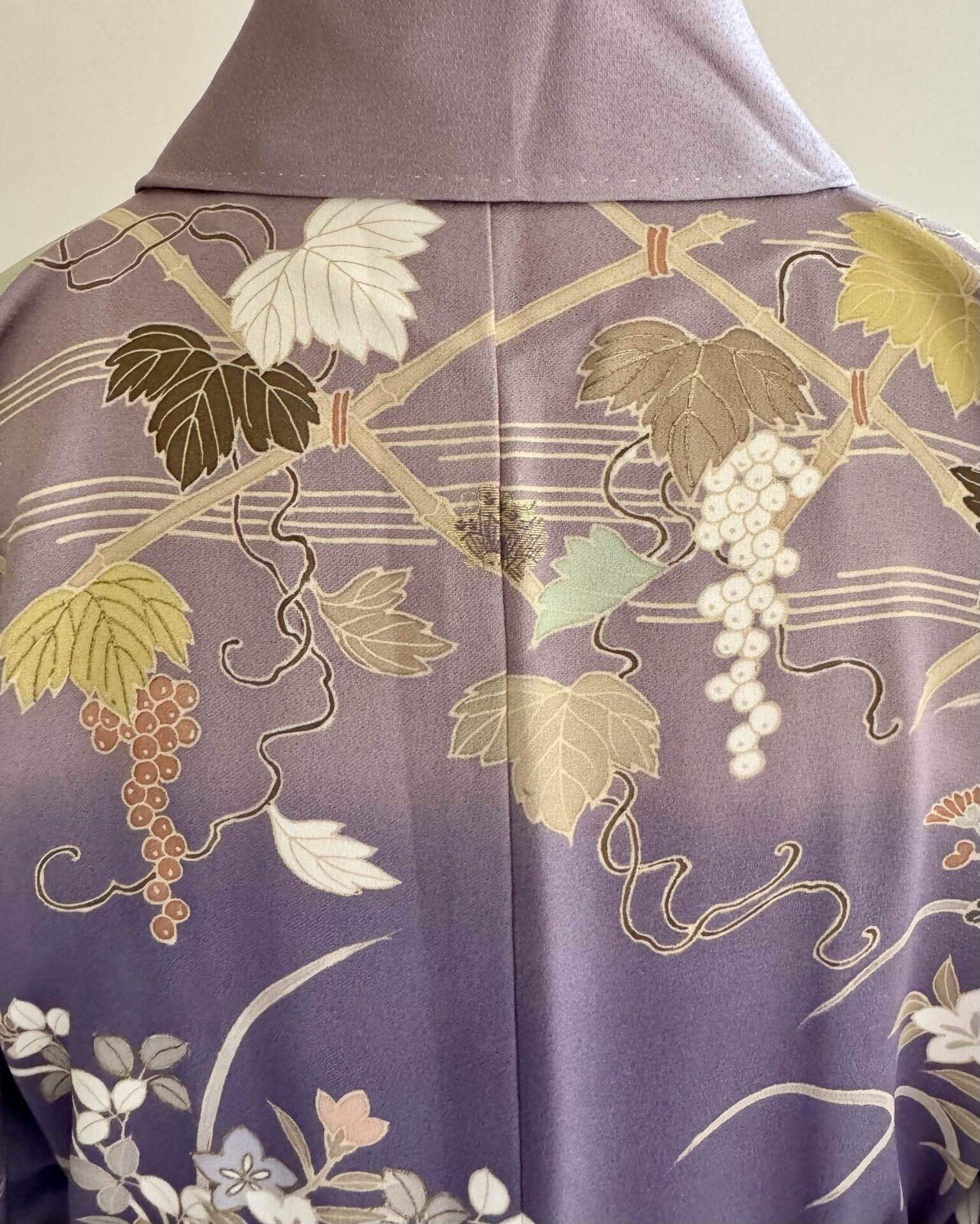 野ぶどうと菊「千地 泰弘」紫色・訪問着・美品・正絹・トールサイズ　N‐25 野ぶどうと菊「千地 泰弘」紫色・訪問着・美品・正絹・トールサイズ N