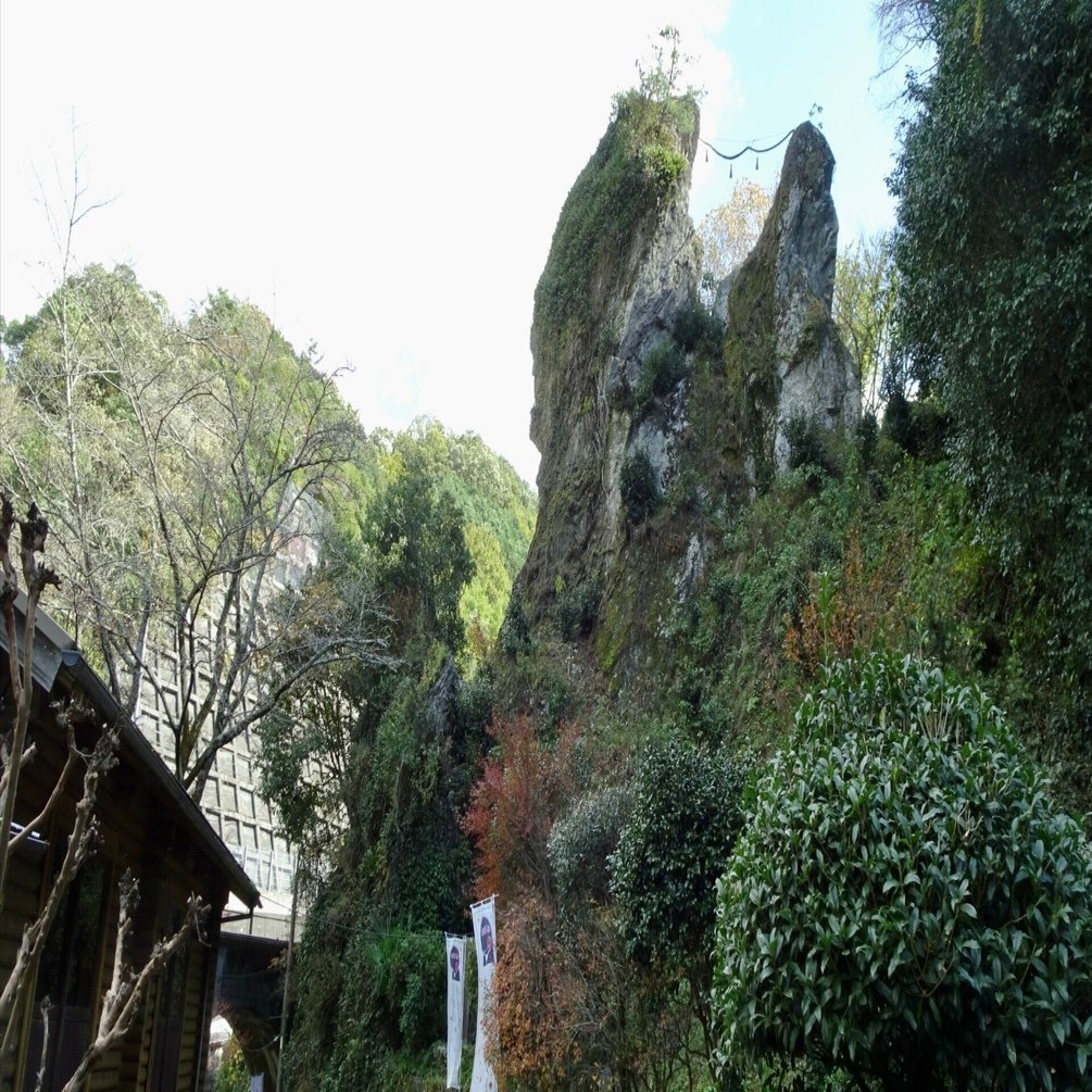 つながる旅行記#404】精神を保つべく、愛媛の山中にある夫婦岩を見に