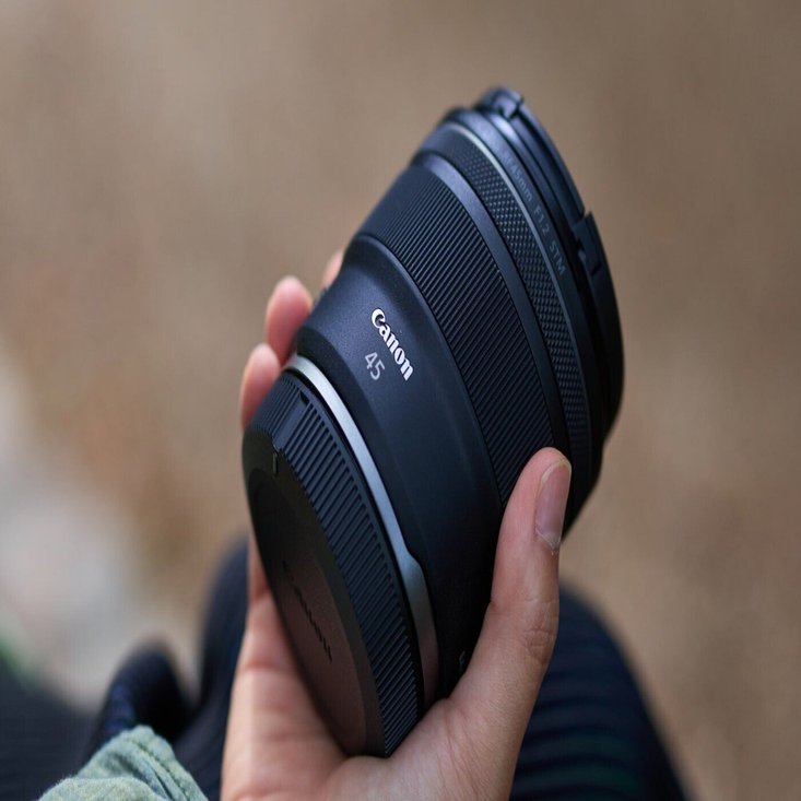 【一度だけ室内で使用】Canon RF45mm F1.2 STM 一度だけ室内で使用】Canon RF45mm F1.2 STM 一眼レフ用レンズにありがち