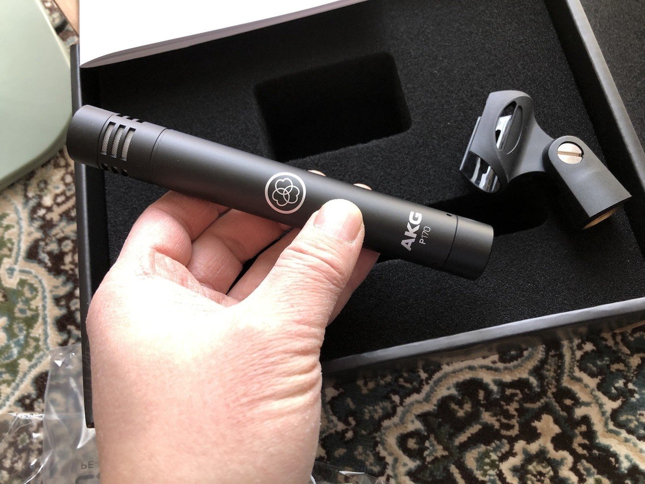 AKG/P170】スモールダイヤフラムコンデンサーマイクをアコギ用に AKG/P170】スモールダイヤフラムコンデンサーマイクをアコギ用に