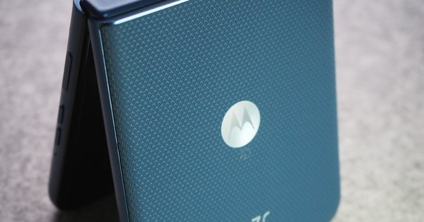 本日見つけた掘り出しモン!】国内版Motorola razr 50 ULTRA 256GB 美品