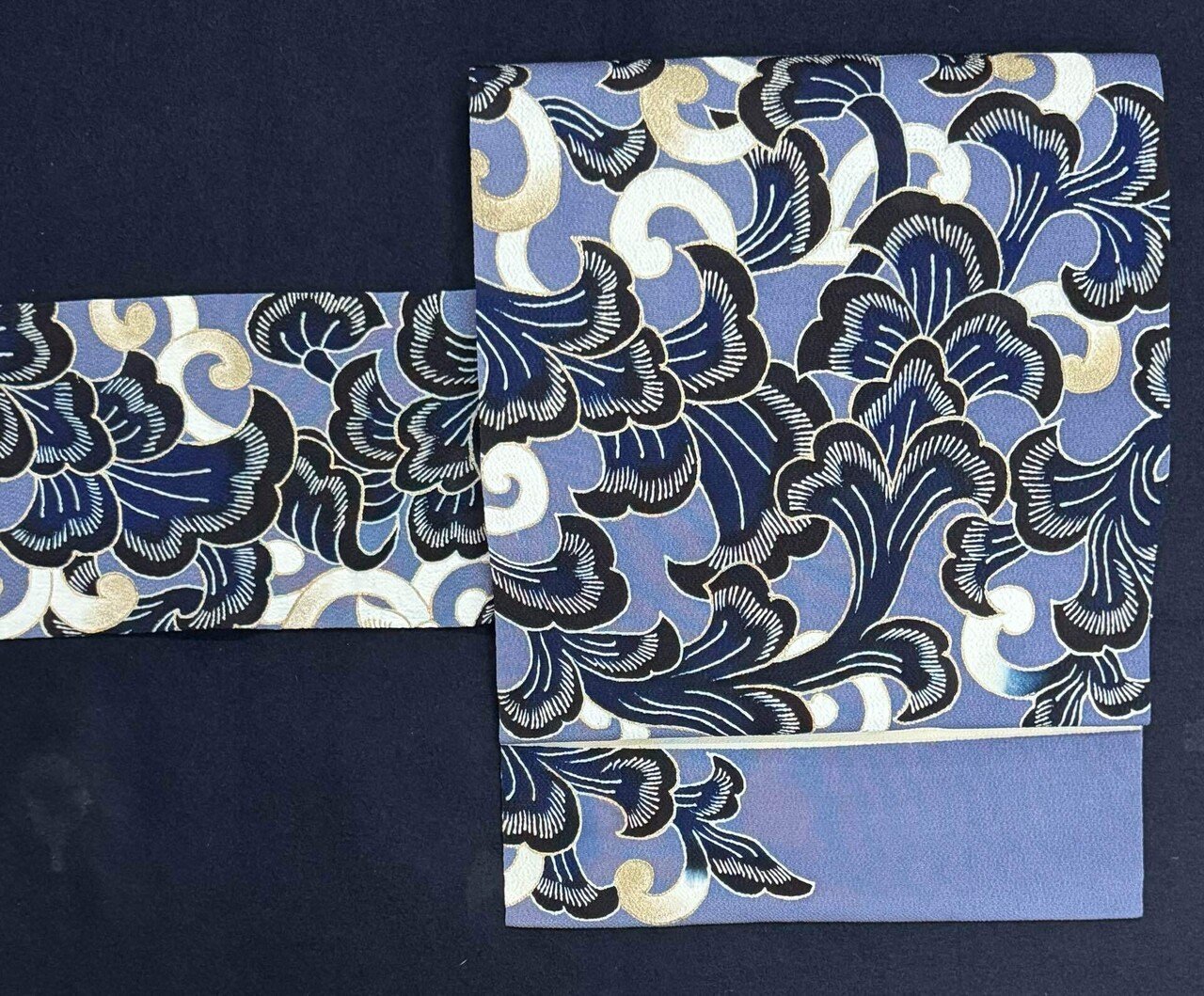 青花柄 名古屋帯 美品 名古屋帯 逸品 花唐草 刺繍 金糸 黒灰 正絹 【