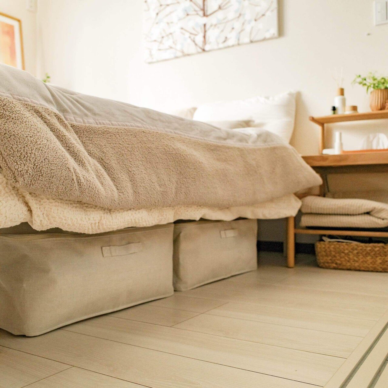 無印良品のソフトボックスで、ベッド下の収納を整える。｜むささび