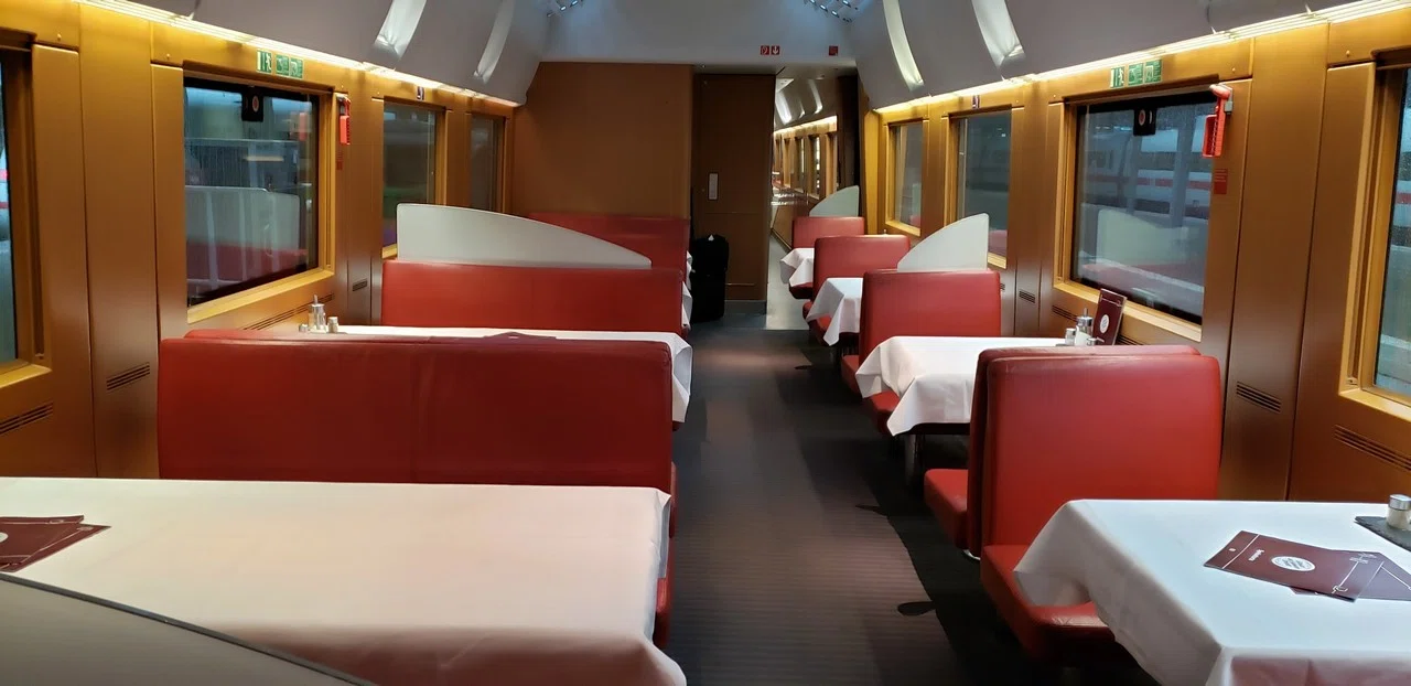 16 ベルリン行きICEの車内にて｜ヨシコ