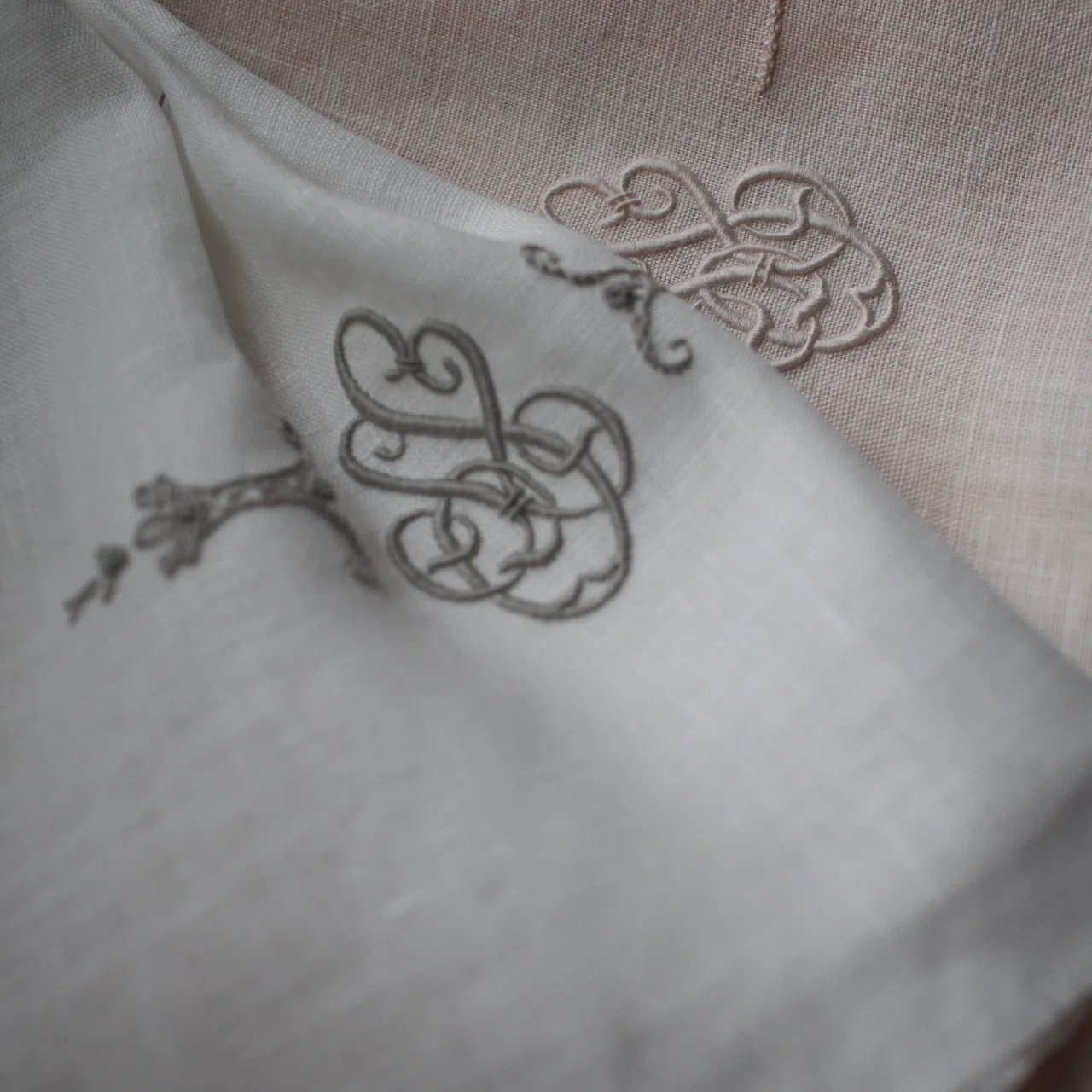 日曜日のモノグラム刺繍｜刺繍デザイナー 福田彩