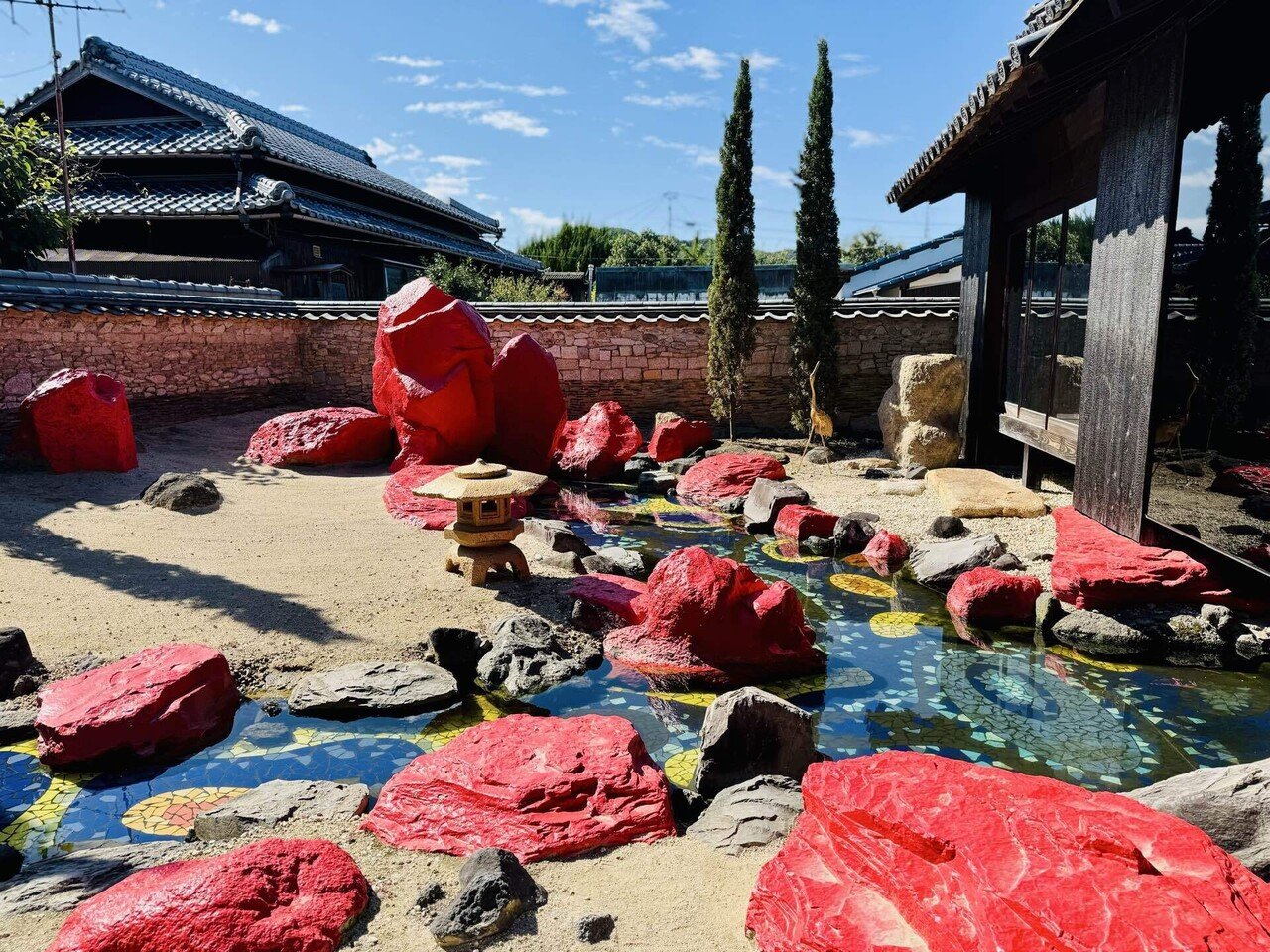 ꫛꫀꪝ✧シーグラスアート「ねがいごと♡北欧の街並み」赤　レアカラー　絵本の世界 瀬戸内国際芸術祭2025巡り【豊島編④】｜koW-ichi_goto