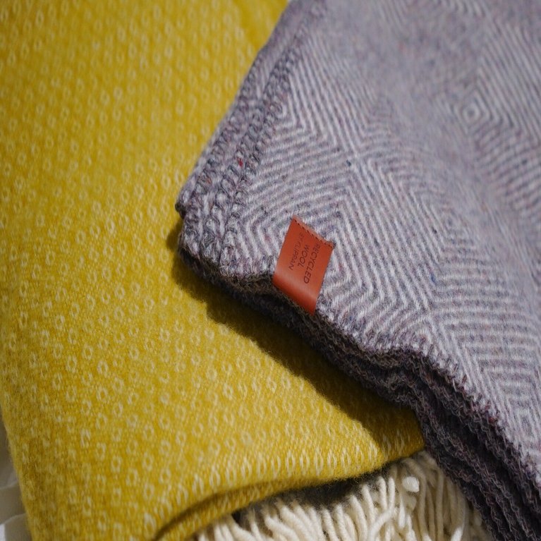 限界独身オタク男性がKLIPPANのウールブランケットで冬を快適に過ごし