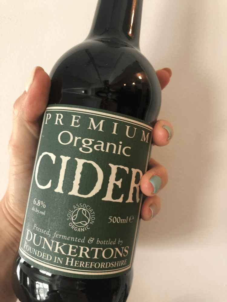 DUNKERTONS Organic CIDER PREMIUM
アルコール6.8%。セミスイートってあるけれど、３本飲んだDunkertonsでは一番甘い。